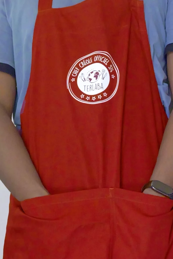 Tablier Rouge – Chef Créole Officiel 974 (masculin) – Image 3
