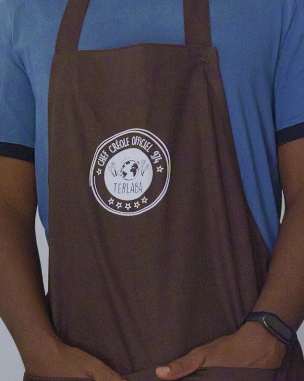 Tablier Chocolat – Chef Créole Officiel 974 (masculin) – Image 2